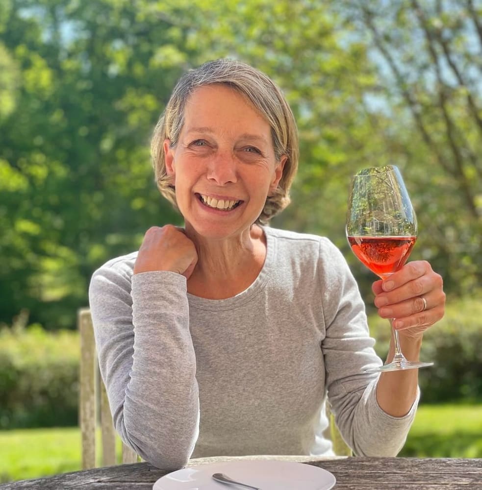 Kathy Jordan med et glass rosé på Mousehall. Foto: Mousehall Estate.