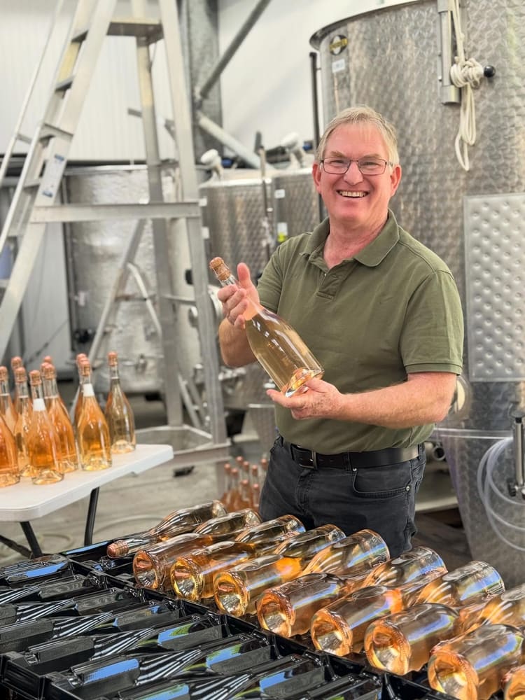 Gary Jordan med nytappet rosé på Mousehall. Foto: Mousehall Estate.